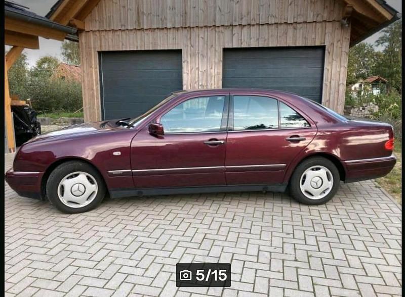 Gebraucht Mercedes E200 136 PS (100 kW) 1998 Rot Limousine