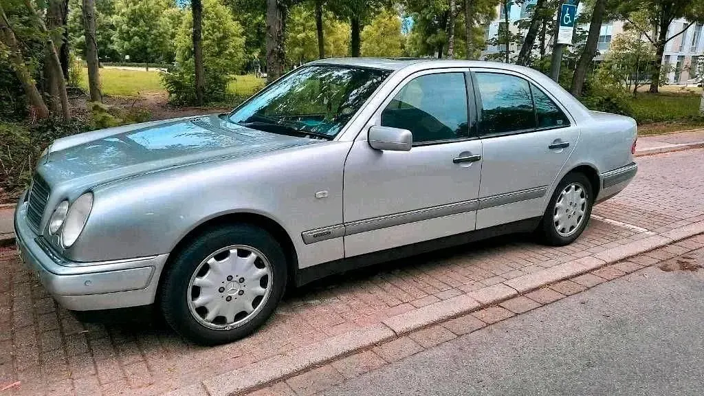 Gebraucht Mercedes E320 224 PS (164 kW) 1998 Silber Limousine