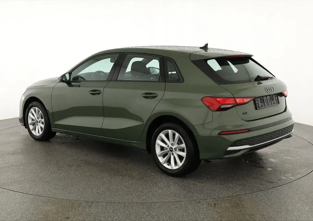 Neu Audi A3 150 PS (110 kW) 2026 Distrikt grün metallic Limousine