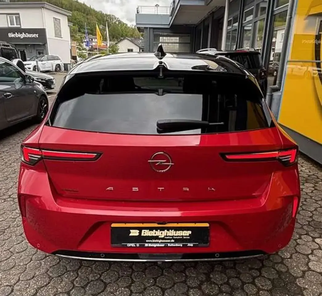Używany Opel Astra Elegance 131 KM (96 kW) 2023 Czerwony Hatchback