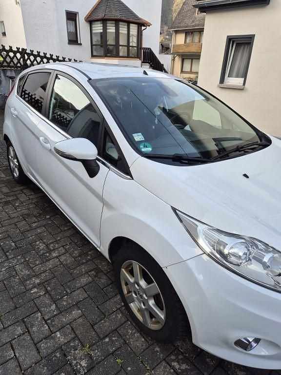 Gebraucht Ford Fiesta Trend 82 PS (60 kW) 2012 Weiß Kleinwagen