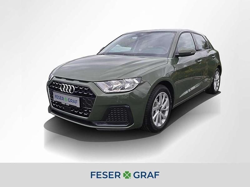 Distriktgrün metallic Gebraucht 2025 Audi A1 Sportback Advanced Kleinwagen | 22.990 € (Guter Preis) - Bild 1/4