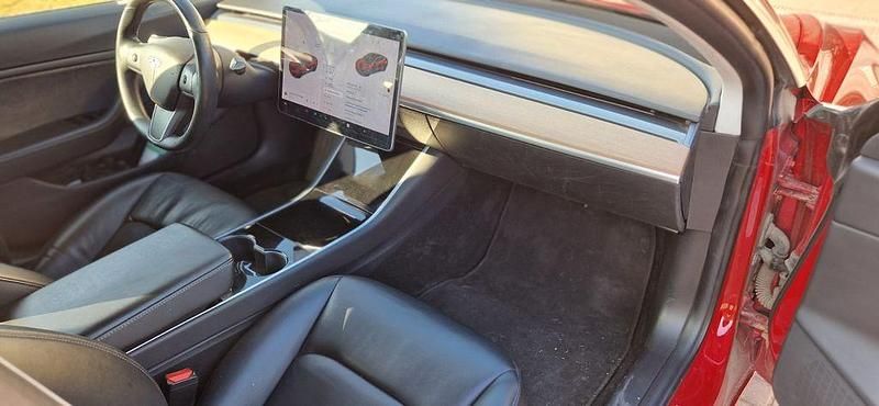 Usado Tesla Model 3 191 kW (261 HP) 2018 Vermelho Sedan