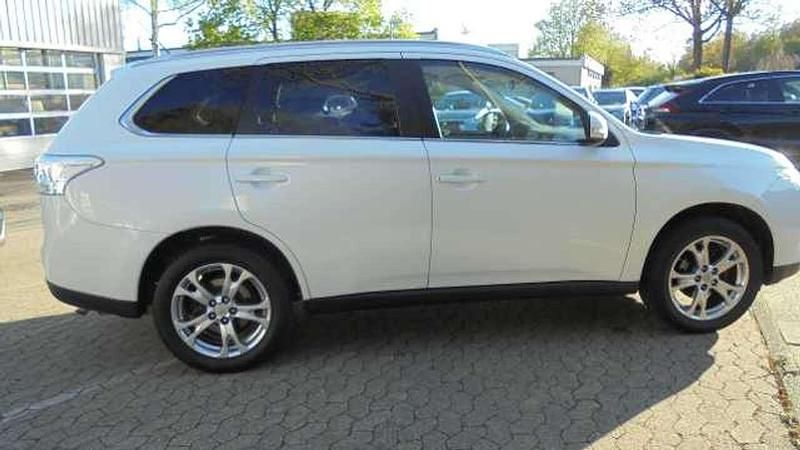 Begagnad Mitsubishi Outlander Plus 150 HK (110 kW) 2014 Vit SUV