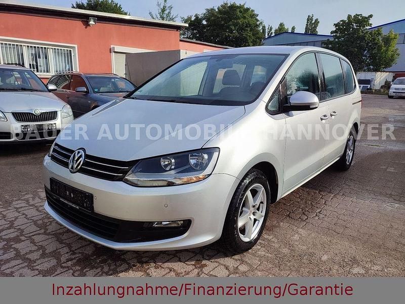 Silber Gebraucht 2011 VW Sharan Trendline Van / Kleinbus | 13.999 € - Bild 1/4