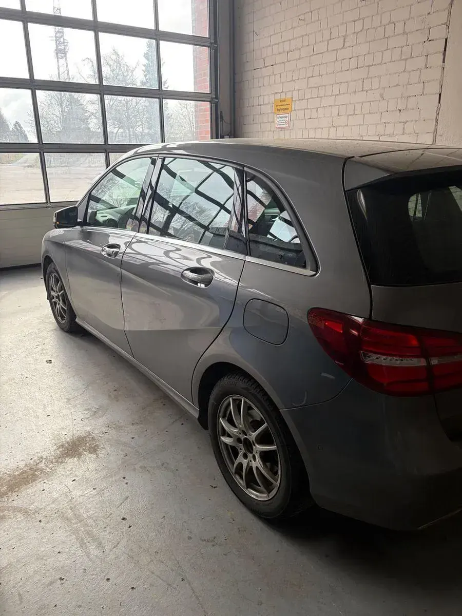 Gebraucht Mercedes B200 136 PS (100 kW) 2018 Grau Kleinwagen