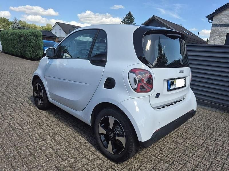 Weiß Gebraucht 2022 Smart ForTwo Electric Drive Passion Kleinwagen | 10.990 € (Guter Preis) - Bild 1/4