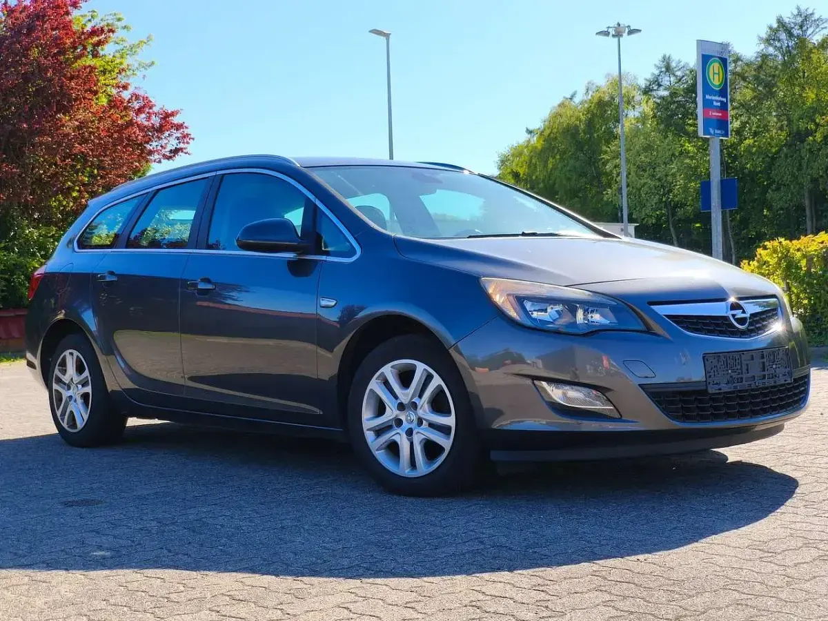 Gebraucht Opel Astra Sport 140 PS (102 kW) 2011 Karbongrau Kombi