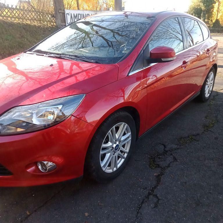 Gebraucht Ford Focus Trend 125 PS (91 kW) 2013 Rot Limousine