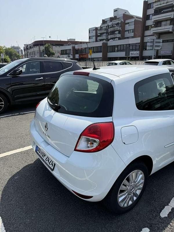 Weiß Gebraucht 2010 Renault Clio II Dynamique Kleinwagen | 3.000 € (Guter Preis) - Bild 1/4