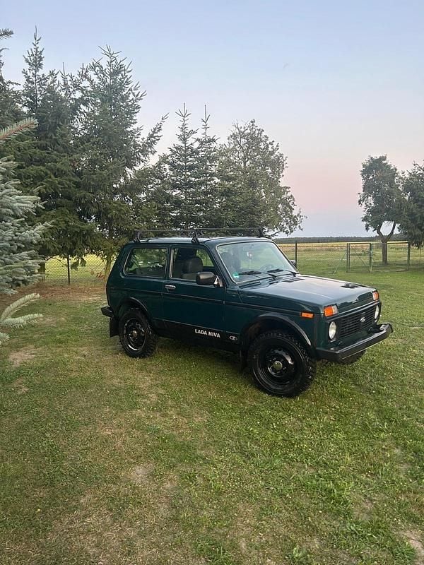 Grün Gebraucht 2011 Lada niva SUV | 3.600 € (Superpreis) - Bild 1/4