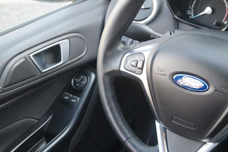 Gebraucht Ford Fiesta Trend 82 PS (60 kW) 2015 Silber Kleinwagen