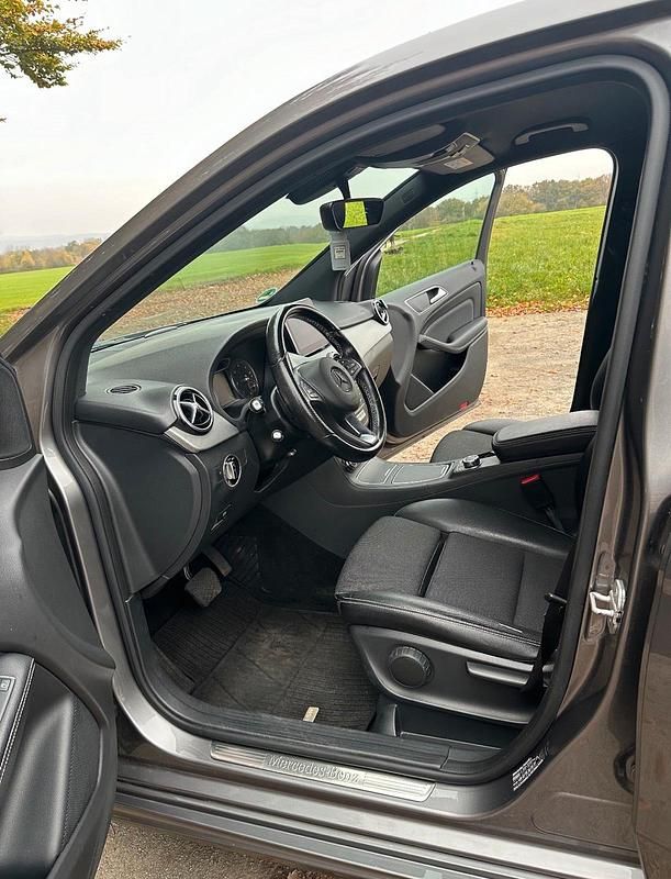 Gebraucht Mercedes B220 AMG line 177 PS (130 kW) 2015 Grau Van / Kleinbus