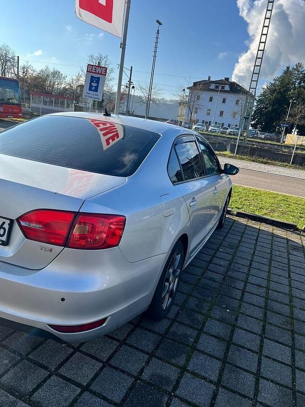Gebraucht VW Jetta 105 PS (77 kW) 2011 Silber Limousine
