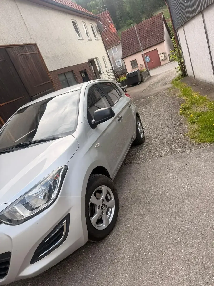 Gebraucht Hyundai i20 86 PS (63 kW) 2013 Grau Kleinwagen