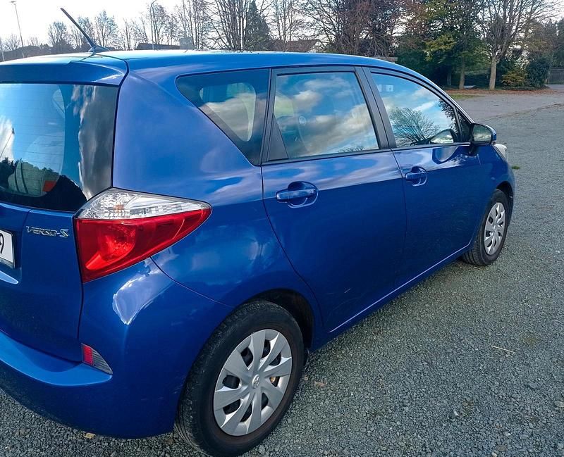 Blau Gebraucht 2011 Toyota Verso-S Van / Kleinbus | 4.700 € (Fairer Preis) - Bild 1/4