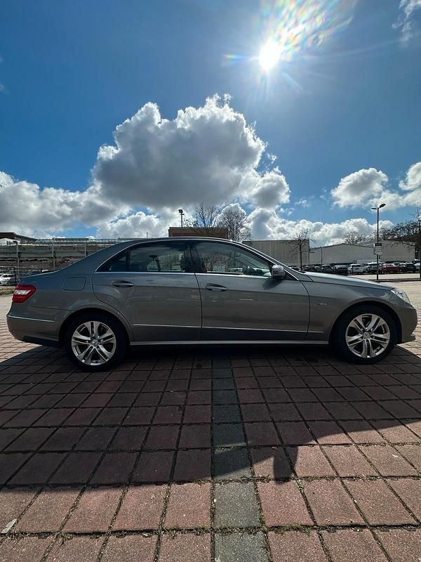 Usata Mercedes E300 252 CV (185 kW) 2011 Grigio Berlina