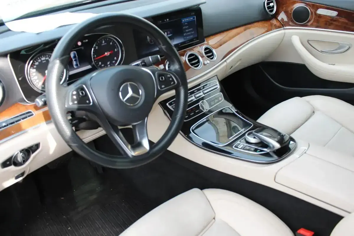 Gebraucht Mercedes E220 194 PS (142 kW) 2016 Blau Limousine