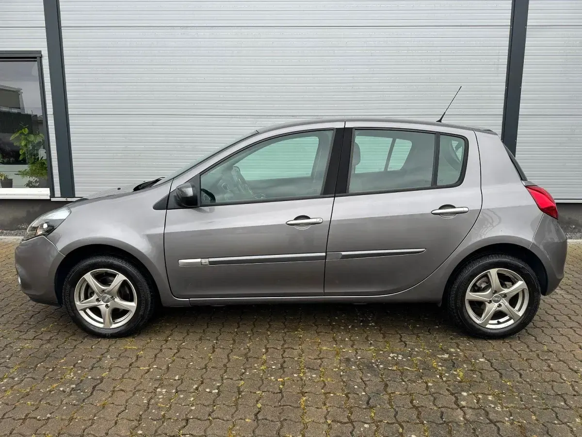 Gebraucht Renault Clio III Dynamique 103 PS (75 kW) 2011 Grau Limousine