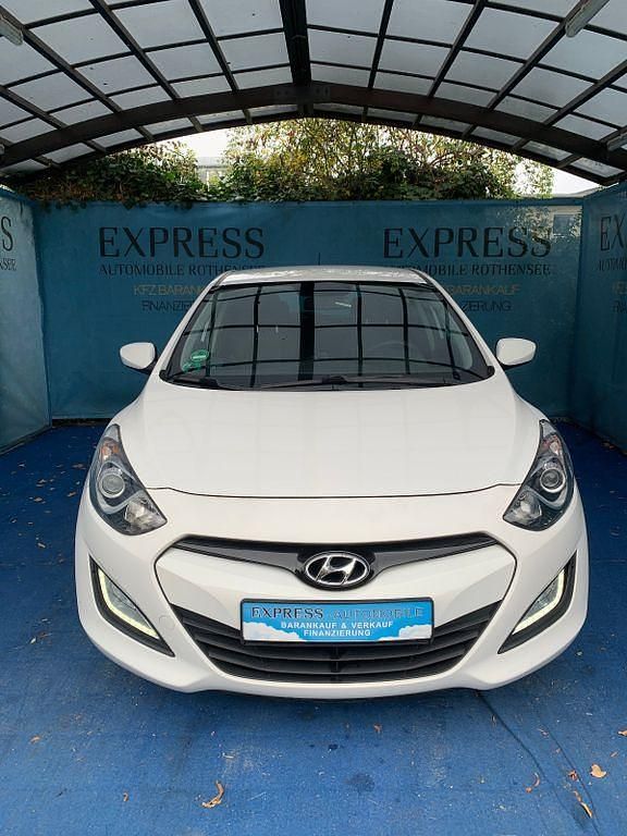 Weiß Gebraucht 2012 Hyundai i30 Classic Limousine | 5.999 € (Guter Preis) - Bild 1/4