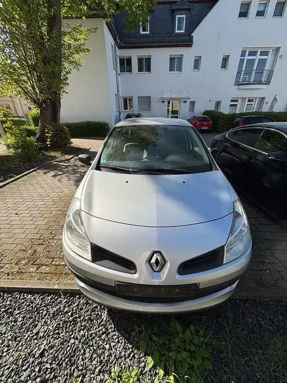 Second-hand Renault Clio II 75 CP (55 kW) 2006 Argintiu Berlinǎ