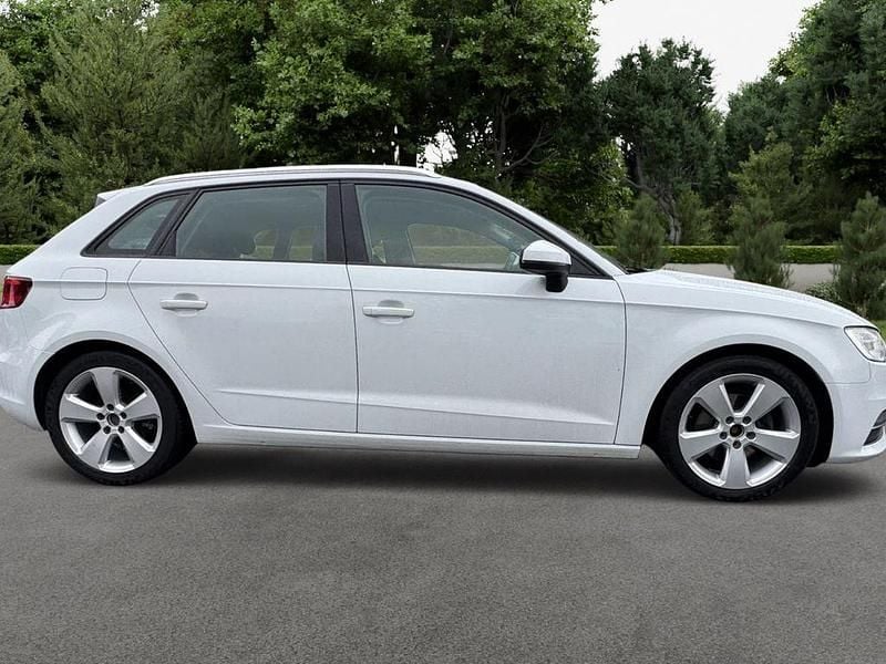 Gebraucht Audi A3 Ambiente 150 PS (110 kW) 2015 Weiß Limousine