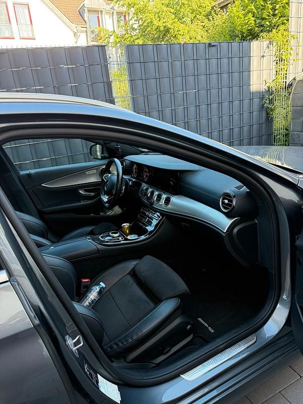 Gebraucht Mercedes E350 AMG line 258 PS (189 kW) 2017 Grau Kombi