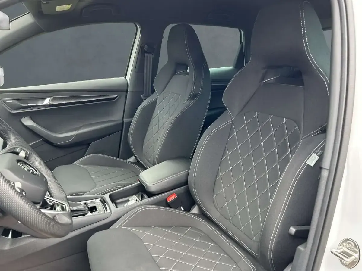 Gebraucht Skoda Karoq SportLine 150 PS (110 kW) 2025 Moonweiß SUV