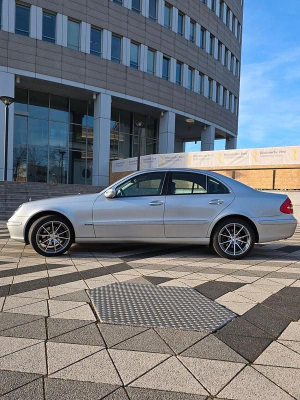 Gebraucht Mercedes E220 150 PS (110 kW) 2003 Silber Limousine