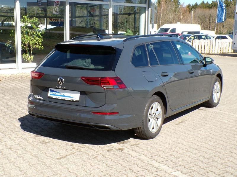 Gebraucht VW Golf VIII Life 131 PS (96 kW) 2023 Grau Kombi