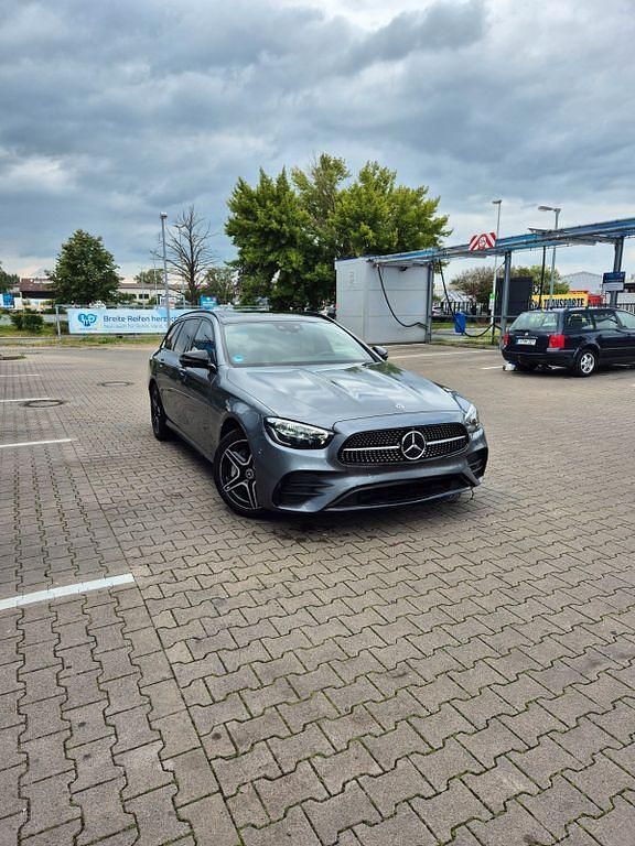 Grau Gebraucht 2022 Mercedes E300 AMG Limousine | 37.000 € (Fairer Preis) - Bild 1/4