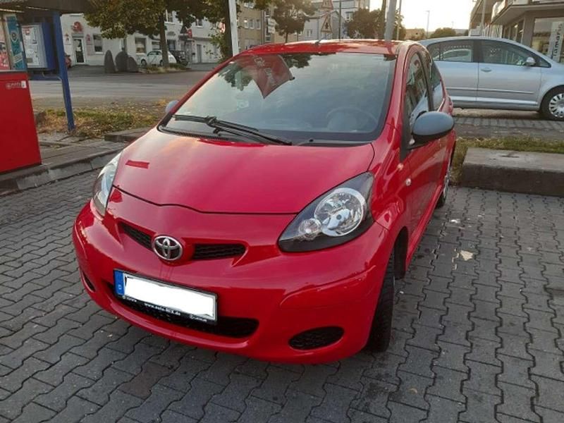 Gebraucht Toyota Aygo Edition 68 PS (50 kW) 2011 Rot Kleinwagen