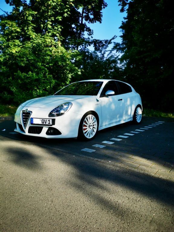 Weiß Gebraucht 2013 Alfa Romeo Giulietta Turismo Kleinwagen | 4.999 € (Guter Preis) - Bild 1/4