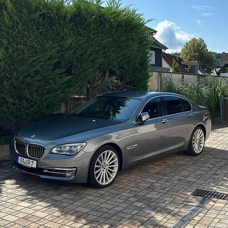 Grau Gebraucht 2015 BMW 730 Sport Line Limousine | 24.000 € (Guter Preis) - Bild 1/4