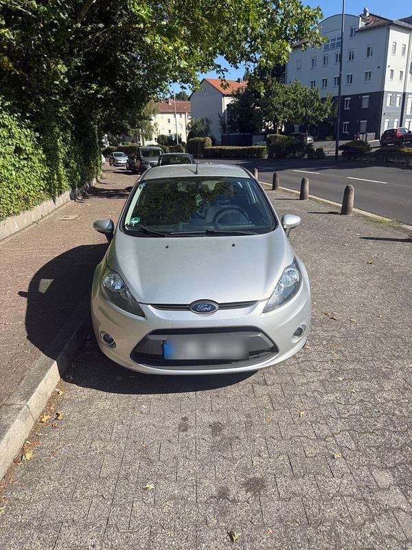 Grau Gebraucht 2012 Ford Fiesta Champions Edition Kleinwagen | 4.990 € (Etwas zu teuer) - Bild 1/4