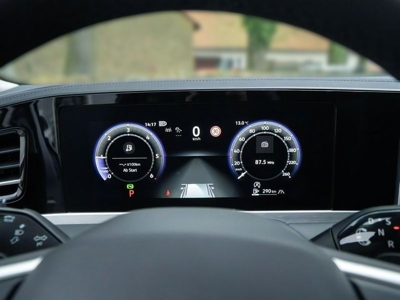 Gebraucht VW Passat Elegance 150 PS (110 kW) 2024 Silber Kombi