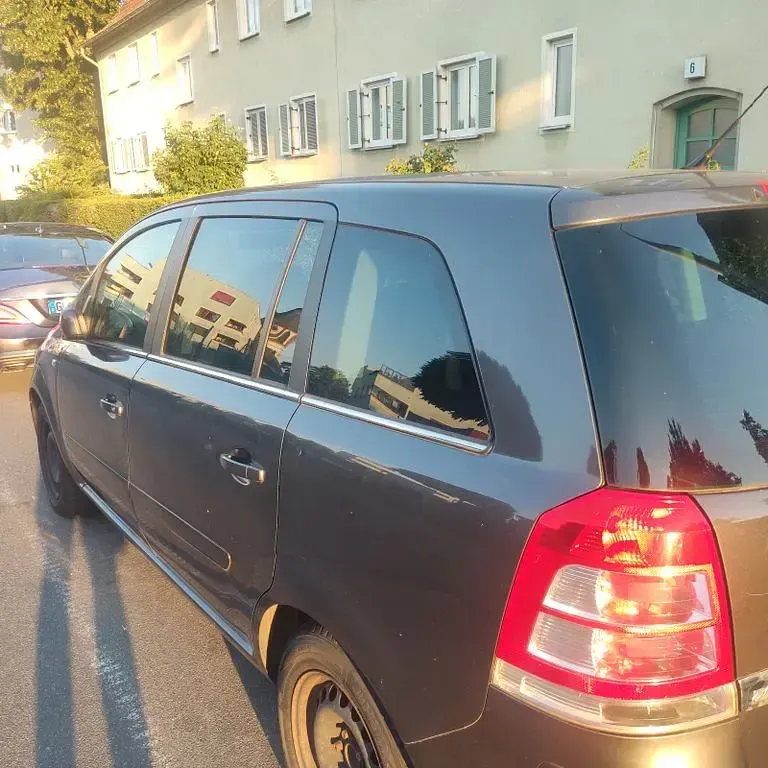 Gebraucht Opel Zafira Edition 140 PS (102 kW) 2011 Grau Van / Kleinbus