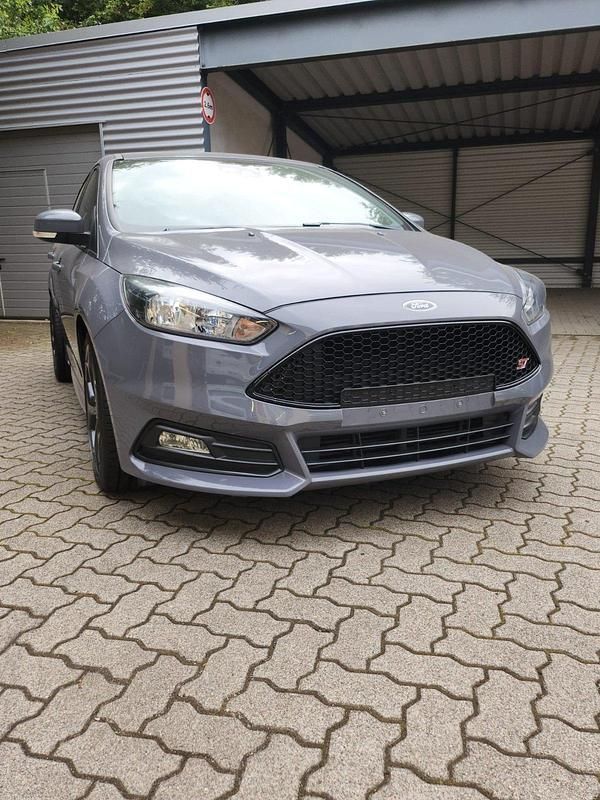 Gebraucht Ford Focus ST 250 PS (183 kW) 2018 Grau Limousine