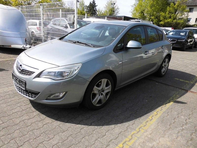 Gebraucht Opel Astra Design Edition 140 PS (102 kW) 2012 Silber Limousine