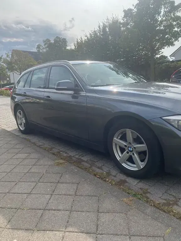 Gebraucht BMW 318 Sport Line 143 PS (105 kW) 2013 Grau Kombi