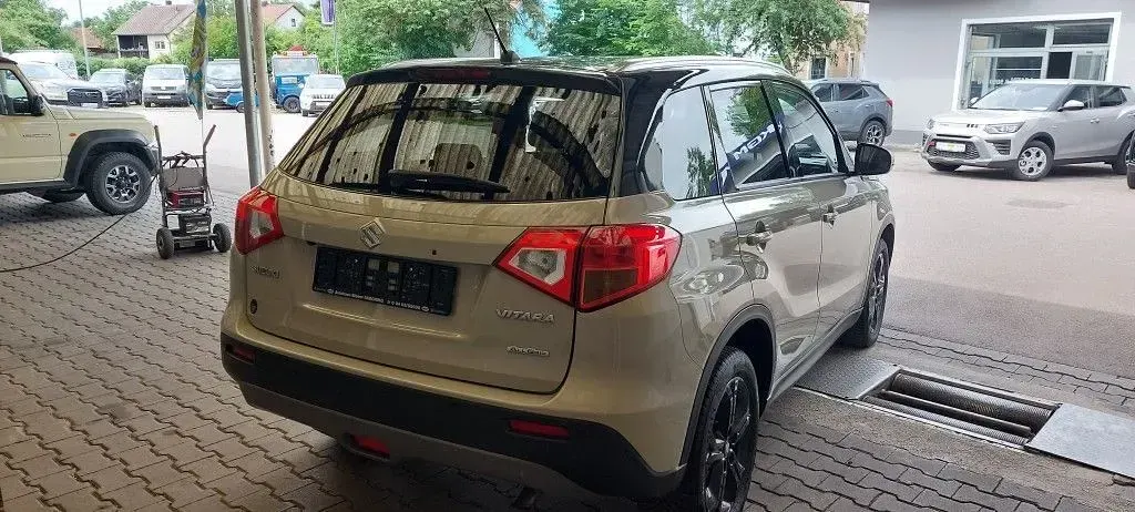 Gebraucht Suzuki Vitara 140 PS (102 kW) 2016 Beige SUV