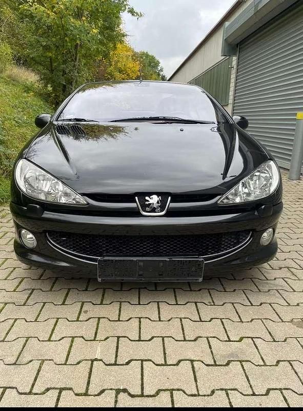 Schwarz Gebraucht 2003 Peugeot 206 CC Platinum Cabrio | 2.900 € (Etwas zu teuer) - Bild 1/4