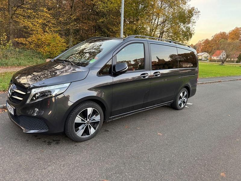 Grau Gebraucht 2021 Mercedes V220 Edition Van / Kleinbus | 49.095 € (Etwas zu teuer) - Bild 1/4