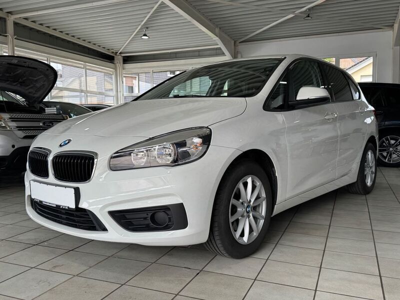 Weiß Gebraucht 2017 BMW 218 Active Tourer Basis Van / Kleinbus | 13.980 € (Fairer Preis) - Bild 1/4