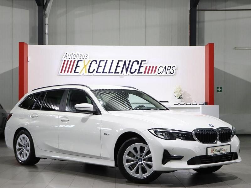 Weiß Gebraucht 2022 BMW 330e Advantage Kombi | 27.993 € (Guter Preis) - Bild 1/4