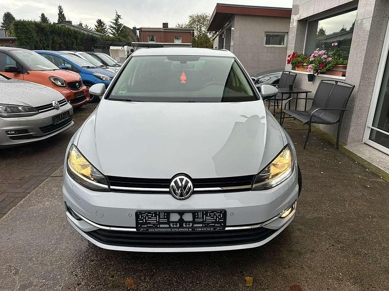 Silber Gebraucht 2018 VW Golf VII Sound Kleinwagen | 12.990 € (Guter Preis) - Bild 1/4