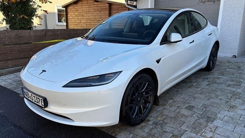 Weiß Gebraucht 2023 Tesla Model 3 Long Range AWD Limousine | 39.999 € (Teuer) - Bild 1/4