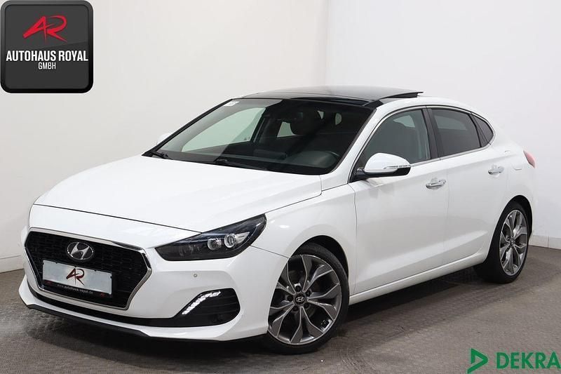 Weiß Gebraucht 2018 Hyundai i30 Limousine | 16.880 € (Fairer Preis) - Bild 1/4