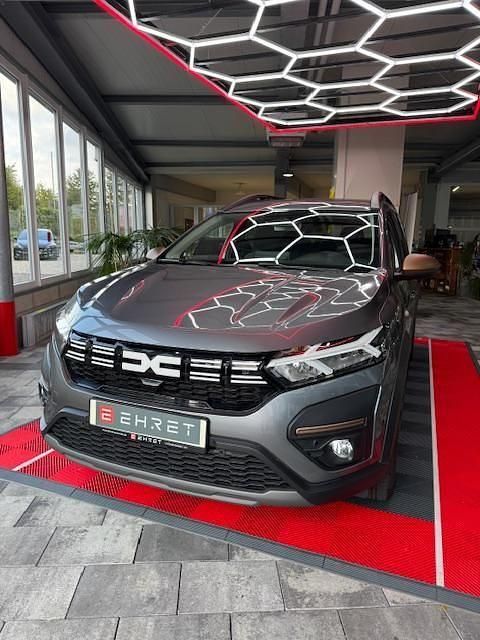 Grau Gebraucht 2024 Dacia Jogger Extreme Van / Kleinbus | 21.480 € (Fairer Preis) - Bild 1/4
