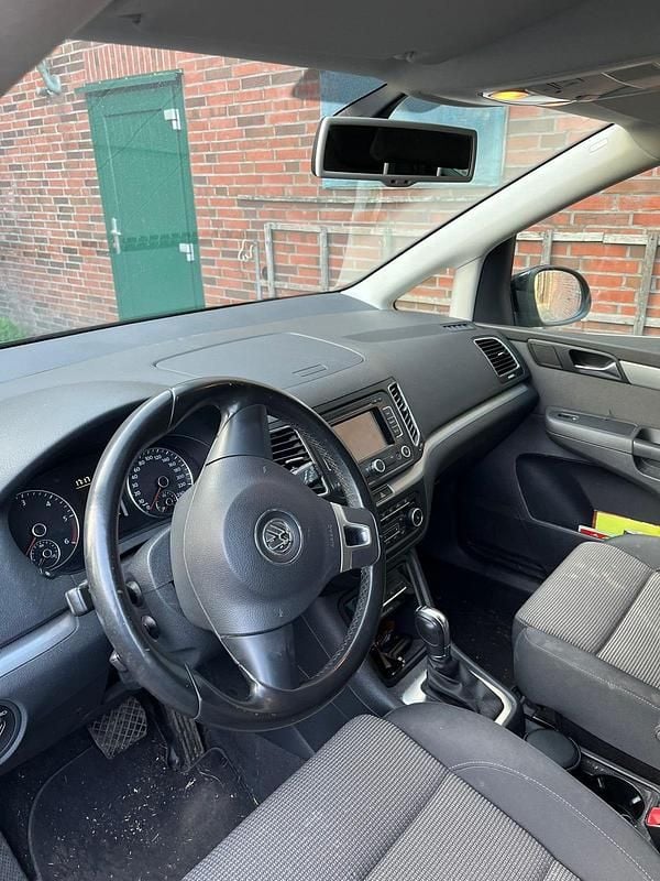 Second-hand VW Sharan 140 CP (102 kW) 2012 Negru Monovolum